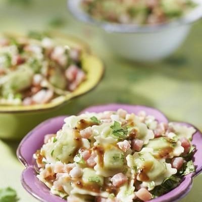 Salade de ravioles aux herbes, jambon cru et vinaigrette à l'orange