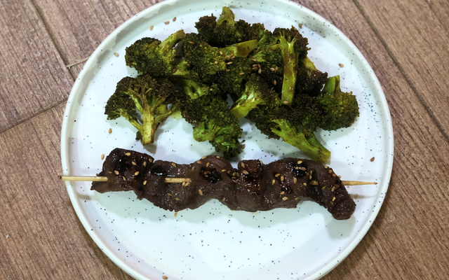 Brochettes de bœuf laquées et brocoli rôti