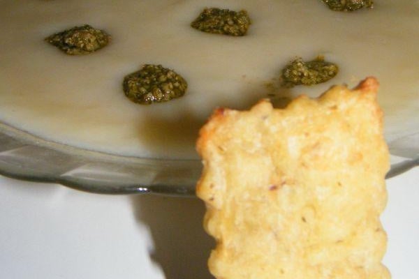 Velouté de céleri-rave, pesto et biscuits au céleri
