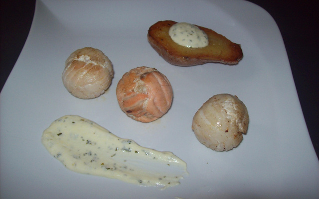 Billes de saumon et de cabillaud avec sa crème d'ail
