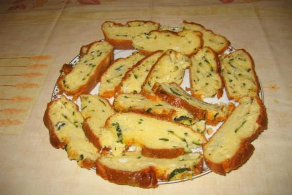 Cake aux courgettes, chèvre et noisettes