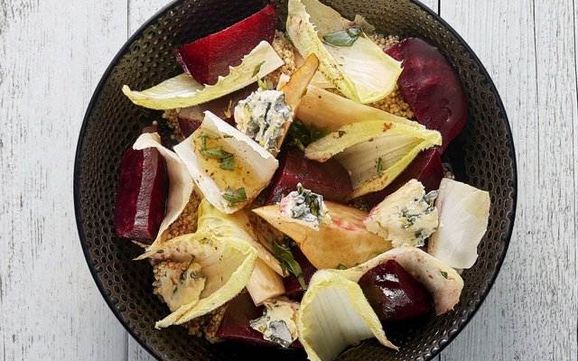 Salade gourmande de quinoa, betteraves et endives aux miettes de Saint Agur