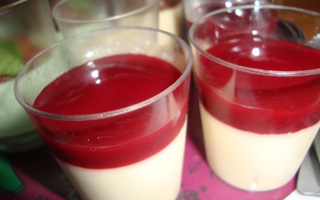 Panacotta à la vanille et à la framboise