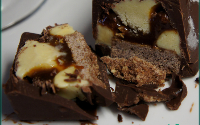Barre glacée et craquante au chocolat et vanille et caramel façon Mars sans gluten