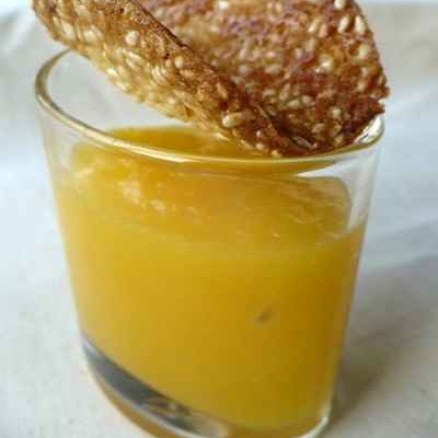 Crème maison de mangue et sa tuile de sésame à l'orange