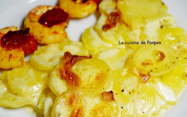 Gratin dauphinois et des brochettes de scampis et chorizo