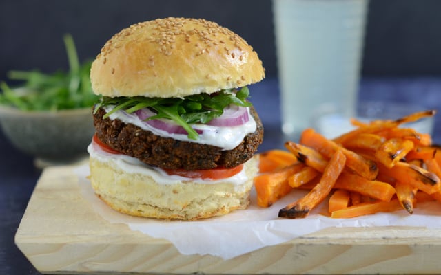 Burger végétarien et frites de patates douces