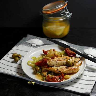 Fricassée de poulet aux spaghettis de courgette amandes et citron confit