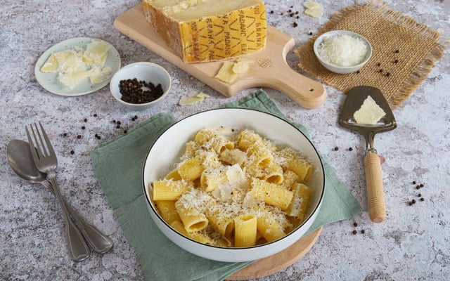 Rigatoni "cacio e pepe" au Grana Padano AOP