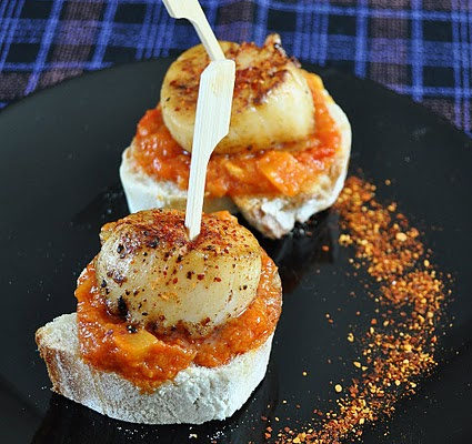 Toast de Saint-Jacques, compotée de poivrons, piment d'Espelette