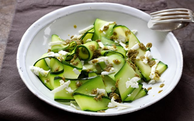 Tagliatelles de courgettes au pesto et à la féta