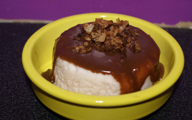Dôme de mousse aux poires et son coulis caramel