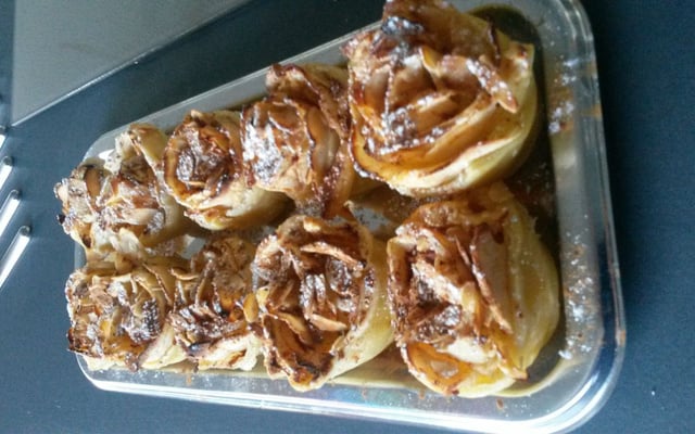 Tartelettes aux pétales de pommes, cannelle et noisettes