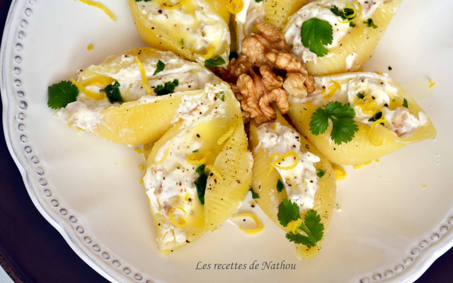Conchiglioni farcis au chèvre et noix, sauce au beurre citronné à la coriandre