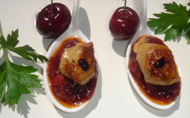 Brisures de foie gras et chutney aux cerises pour apéritif gourmand