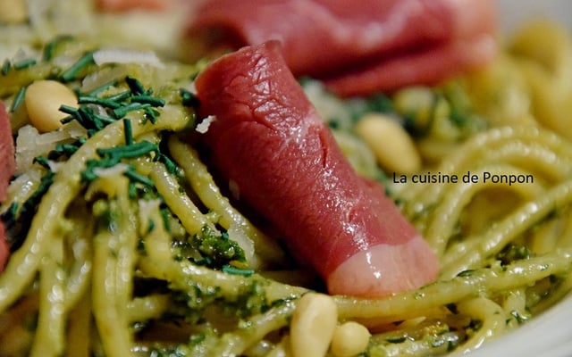 Pâtes au pesto de fanes de carottes garnies de tranches de magret de canard fumé