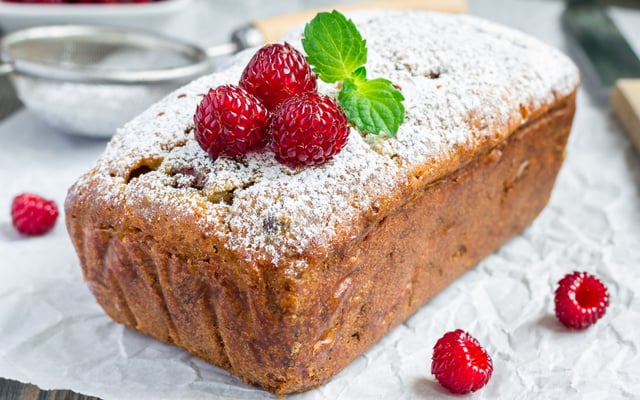 Cake à la noix de coco, aux framboises et aux pépites de chocolat au lait