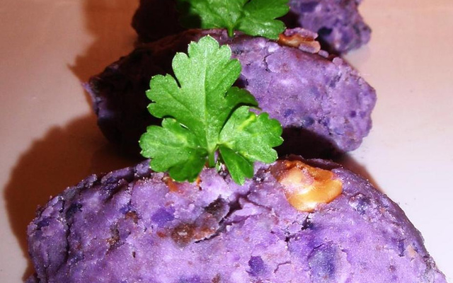Quenelles de vitelotte au chèvre frais et aux noix