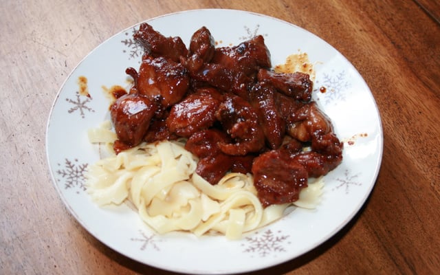 Joue de porc caramélisée et graines de sésame