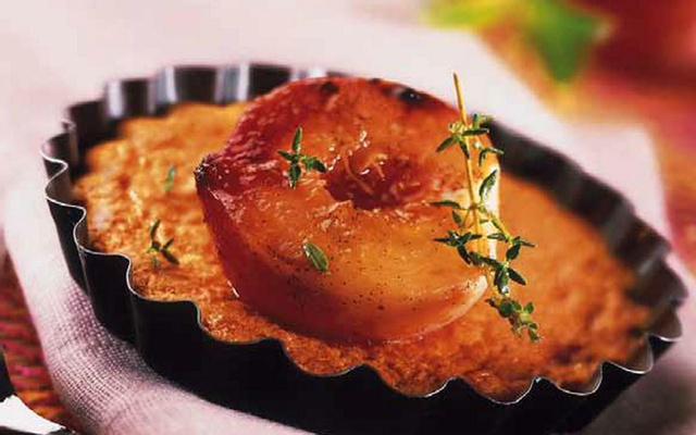 Tarte au miel et aux pêches pochées au thym