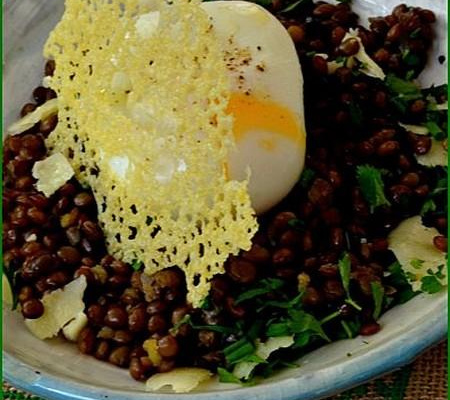 Salade de lentilles blondes de Saint-Flour, œuf poché et tuile au Cantal