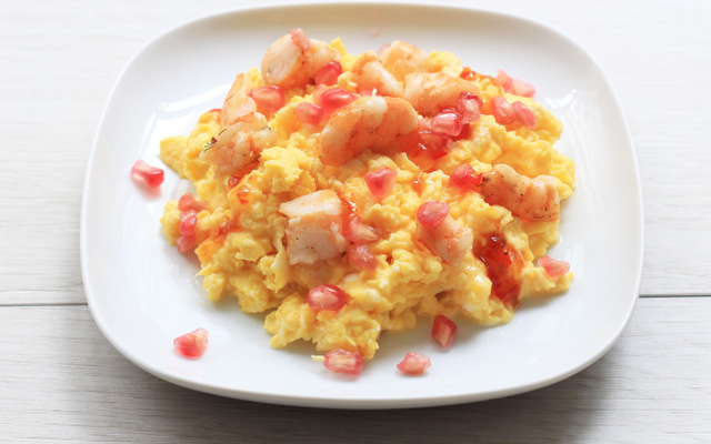 Œufs brouillés aux crevettes sautées, chili sauce et graines de grenade
