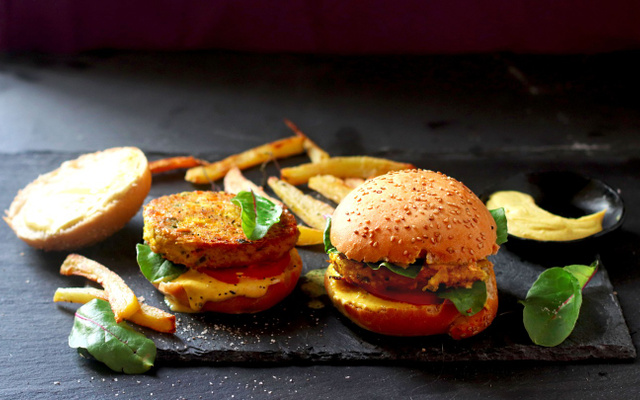 Burger végétarien avec galettes de tofu à l'indienne