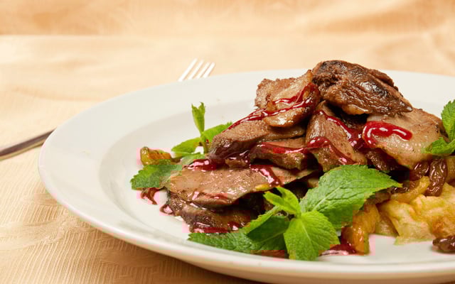 Oie de Noël rôtie aux pommes sauce aux airelles