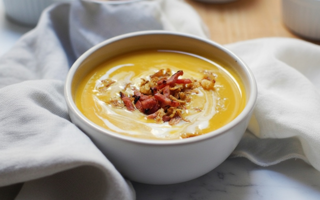 Velouté de courge butternut, lait de coco et bacon grillé
