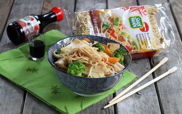 Nouilles sautées aux légumes et au tofu fumé