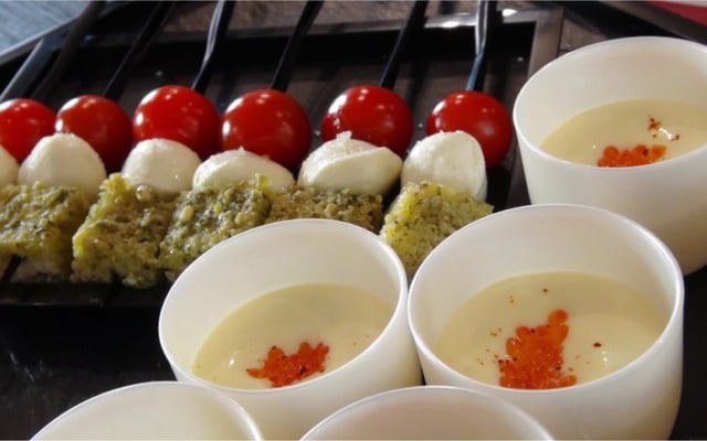 Verrines de mousse d'œufs brouillées, œufs saumon et pesto