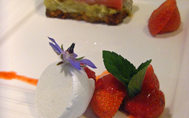 Rhubarbe confite, sur une tartine croustillante parfumée à la cannelle, glace au chèvre frais et à l'huile d'olive, coulis fraise-hibiscus