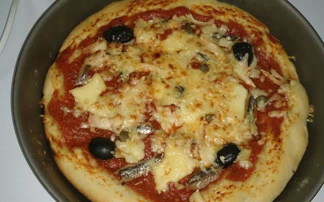 Pâte à pizza à la main