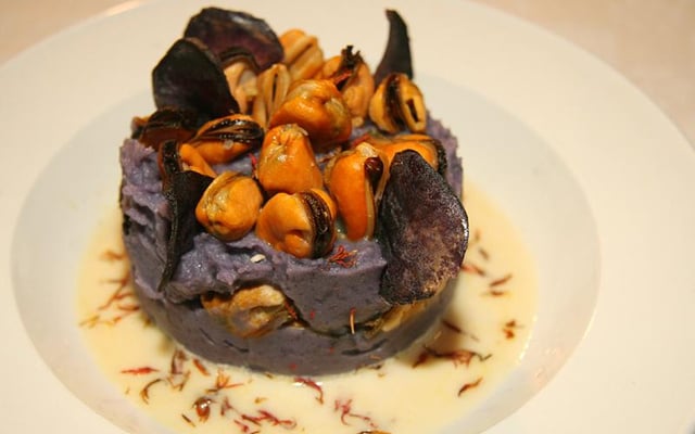 Parmentier de vitelotte aux moules, sauce safranée