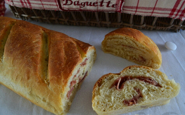Pain au jambon cru et au parmesan