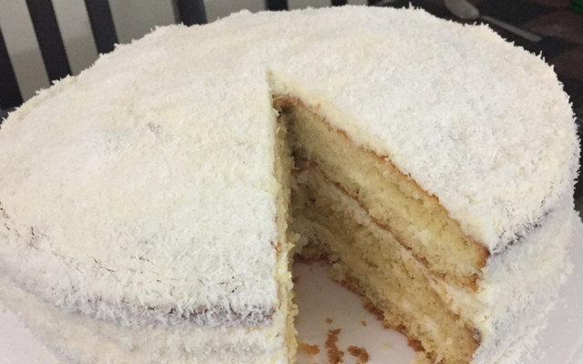 Layer cake moelleux à la noix de coco