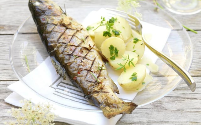 Truite d'aquaculture de nos régions grillée et beurre persillé, pommes