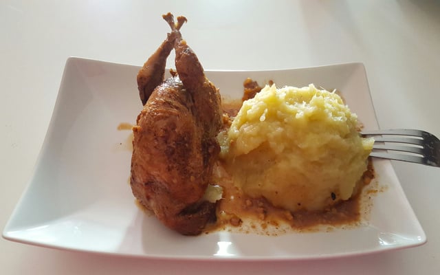 Cailles farcies aux fruits secs et purée de patates douces