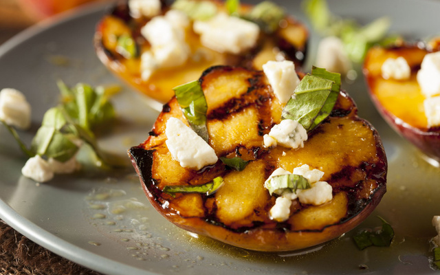 Pêches grillées, chèvre frais et basilic