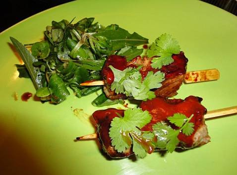 Brochettes de porc caramélisées au ketchup et coriandre