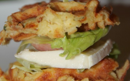 Hamburger franc-comtois aux gaufres de pommes de terre ,saucisse de Morteau et Mont d'or