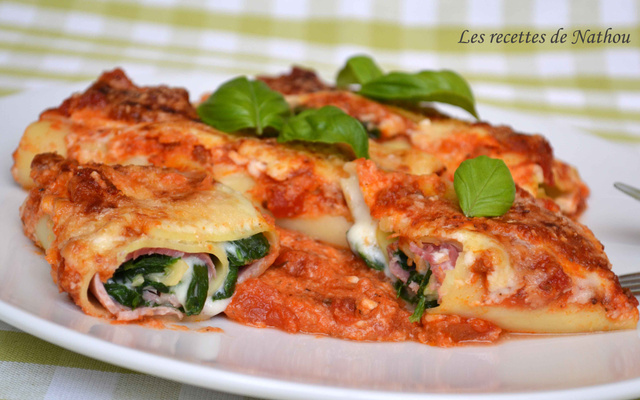 Roulades de lasagnes bolognaise au jambon et épinards, béchamel au parmesan