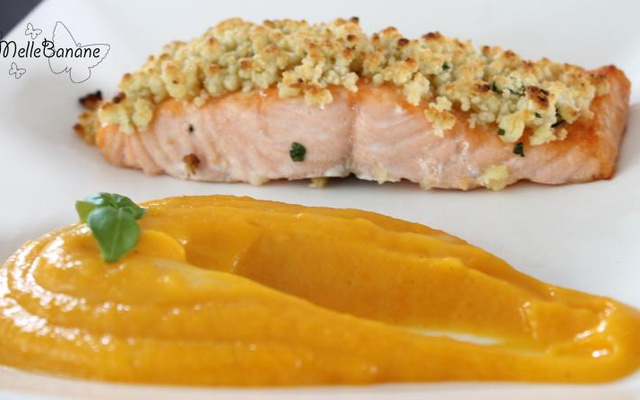 Crumble de cantal au saumon et sa purée au cantal