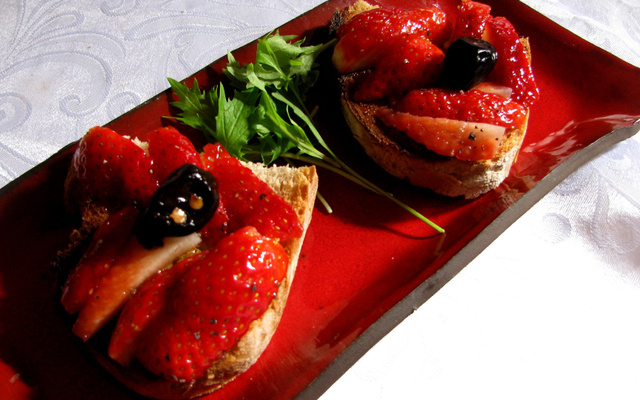 Tartine salée aux fraises