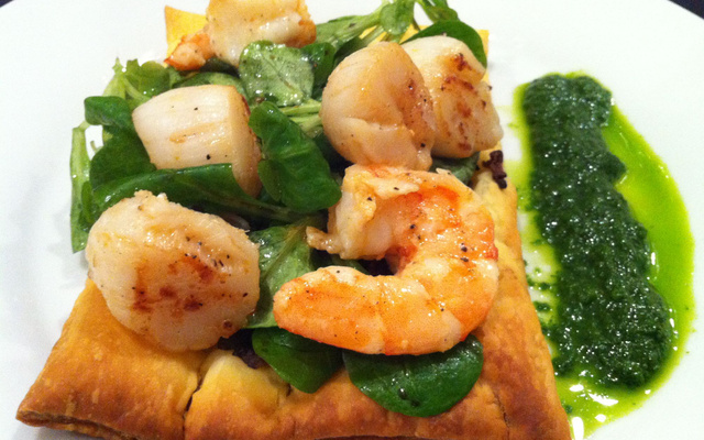 Tarte fine aux champignons, saint-jacques et gambas