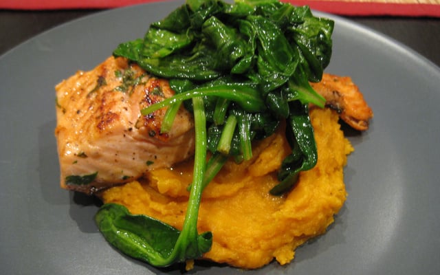 Saumon poêlé sur lit de patates douces et sa pointe de Combava ...