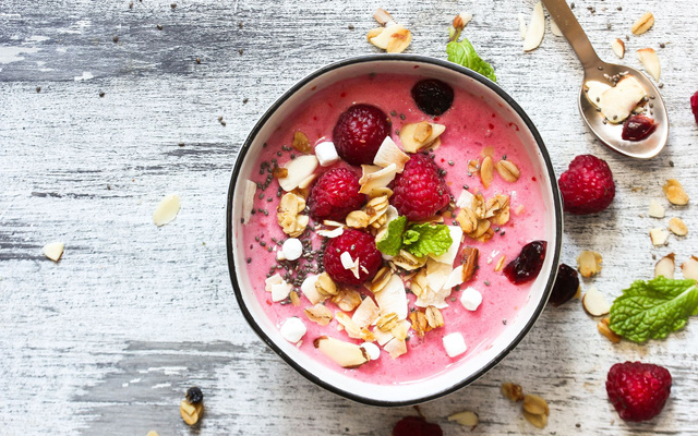 Smoothie bowl framboises, granola et menthe