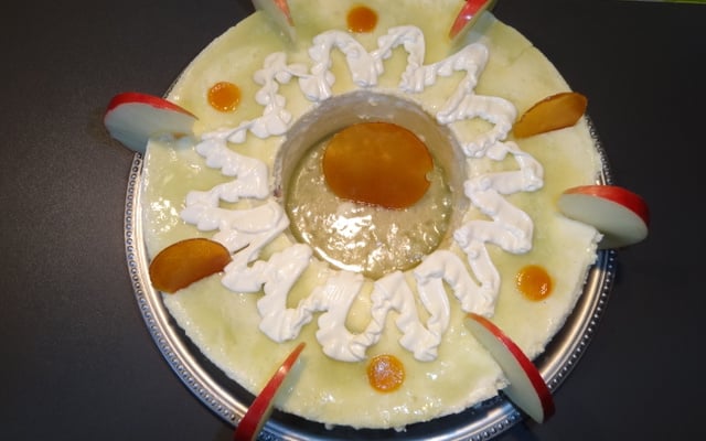 Bavarois vanille, insert pommes caramélisées, gelée de pommes et disques de caramel sur un biscuit aux amandes