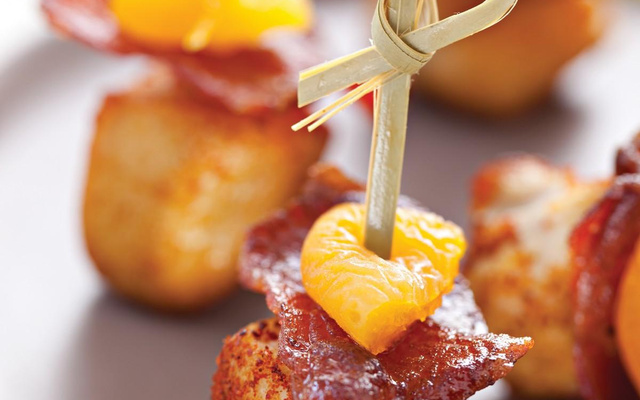 Sticks de poulet sauté au paprika et chips de bacon fumé