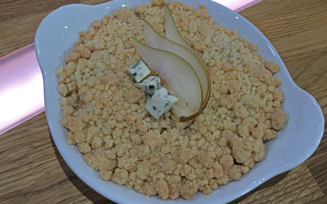 Crumble de poires poêlées au sirop d’érable, noisette et fourme d’Ambert